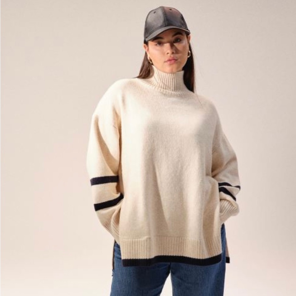 H&M Small Oversized Cream/Navy Turtleneck Sweater